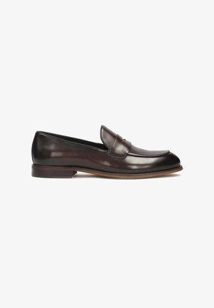 Donkerbruine leren loafers met een ronde neus, verhoogde stiksels en een lichte hak. Gladde textuur en klassiek ontwerp.