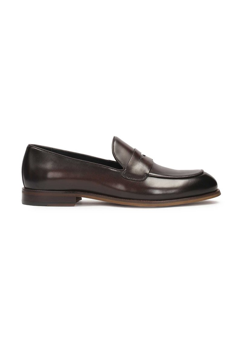 Donkerbruine leren loafers met een ronde neus, verhoogde stiksels en een lichte hak. Gladde textuur en klassiek ontwerp.