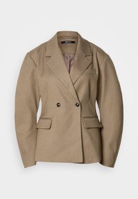 Blazer castanho de dupla face, feito de tecido texturizado, apresentando um colarinho com picos, bolsos de aba e um forro interior suave.