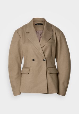 Blazer castanho de dupla face, feito de tecido texturizado, apresentando um colarinho com picos, bolsos de aba e um forro interior suave.