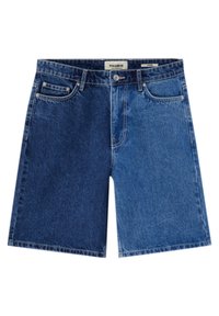 Short en jean bicolore avec une jambe bleu foncé et l'autre jambe bleu clair, bouton devant et design à cinq poches.