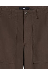 Pantaloni cargo marroni con chiusura a bottone, tasche frontali e cuciture piatte. Realizzati in tessuto leggero, offrono una texture liscia.
