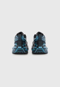 Zwart en blauwe sport schoenen met een gestructureerde mesh bovenkant, een gevoerde zool en een trekhaak aan de hiel.
