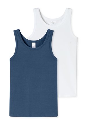 Zwei ärmellose Baumwoll-Tanktops in Blau und Weiß, flach liegend und überlappend, mit sichtbaren Etiketten im Halsausschnitt.