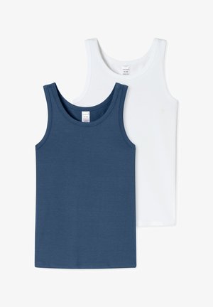 Zwei ärmellose Baumwoll-Tanktops in Blau und Weiß, flach liegend und überlappend, mit sichtbaren Etiketten im Halsausschnitt.