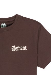 Camiseta de algodón marrón con cuello redondo y un logo impreso de "Element" en color crema. Diseño sencillo con mangas cortas y textura suave.