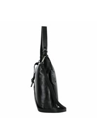 Bolso cruzado de piel negra con textura suave, correa ajustable y herrajes metálicos. Incluye una etiqueta decorativa en el lateral.