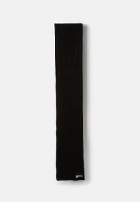 Cachecol preto com nervuras feito de um tecido suave. Design longo e estreito com uma pequena etiqueta da marca cosida em uma das extremidades. Superfície texturizada.