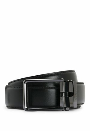Ceinture en cuir noir avec une boucle en métal argenté de forme rectangulaire. Texture lisse avec des bords surpiqués et un détail de logo sur la boucle.