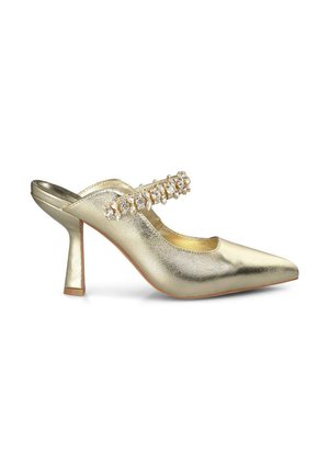 Zapato de slingback metálico dorado con punta afilada, tacón medio y una correa decorativa adornada con piedras preciosas transparentes. Acabado de textura suave.