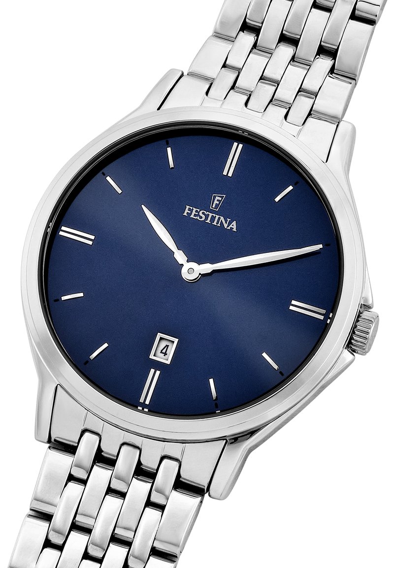 Montre en acier inoxydable argenté avec un cadran bleu foncé, des index horaires blancs et un affichage de la date à 4 heures. Elle est dotée d'un bracelet en métal à maillons.