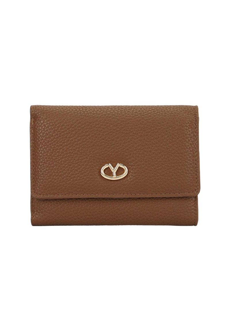 Portafoglio in pelle marrone con una texture a granuli, dotato di un logo in metallo dorato sul davanti e una chiusura a pattina. Forma compatta e rettangolare.