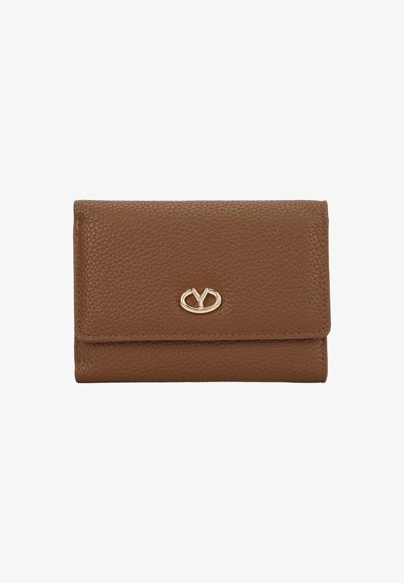 Portafoglio in pelle marrone con una texture a granuli, dotato di un logo in metallo dorato sul davanti e una chiusura a pattina. Forma compatta e rettangolare.