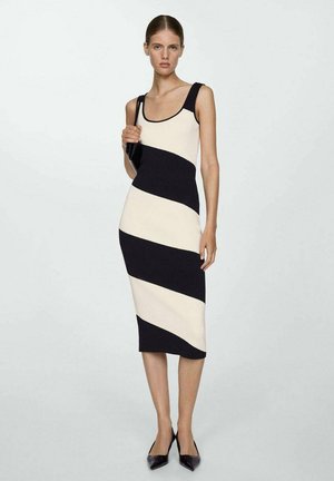 Rochie tricotată cu dungi diagonale in bold de bleumarin și crem, decolteu rotund, siluetă ajustată și tiv până la genunchi. Un design minimalist.