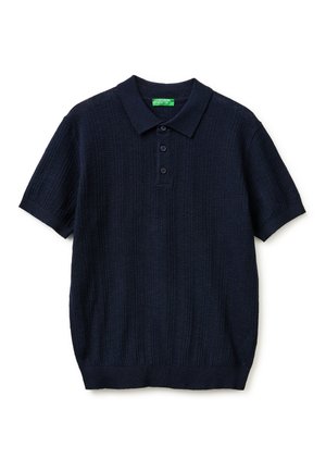 Polo de punto azul marino de manga corta con tres botones y cuello y bajo acanalados.