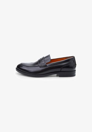 Schwarze Lederloafers mit einer glatten Oberfläche, dekorativer Naht an der Vorderkappe und einem niedrigen, gestapelten Absatz. Das Innere ist mit warmem braunem Futter ausgestattet.