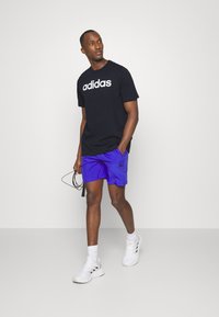adidas Sportswear ESSENTIALS SINGLE LINEAR EMBROIDERED - Apdrukāts T-krekls - legend ink/white