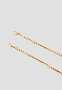 Gul kædearmbånd med sammenlåste led, prydet med en krokodillelås og et lille sekssidet mærke. Glat tekstur, ensartet farve.