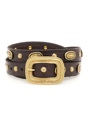 Cintura in pelle marrone con una fibbia quadrata in oro testurizzato, adornata con rivetti metallici decorativi e una finitura cucita.