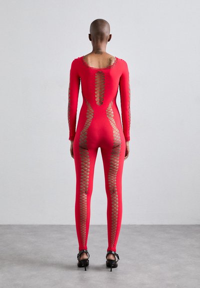 Costum complet roșu, cu mâneci lungi, având decupaje din plasă pe spate și pe picioare. Textură netedă și design ajustat; tocuri negre.