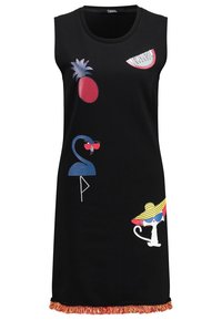 Svart ärmlös klänning med färgglad broderi av en ananas, en flamingo med solglasögon och en katt med en solhatt, med franskant.