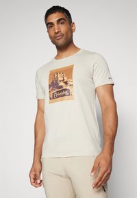 Columbia CSC™ SEASONAL LOGO TEE - Apdrukāts T-krekls - cognac