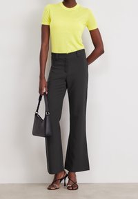 BOSS Jednoduché tričko - yellow