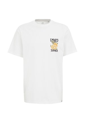 T-shirt en coton blanc avec un design de poche avant gauche comportant le texte "ETE SANS FIN" et un graphique de citron jaune. Manches courtes et col rond.