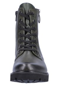 Groene leren laars met zwarte veters, metalen oogjes, rits aan de zijkant en een geprofileerde rubberen zool met ribbels voor grip.