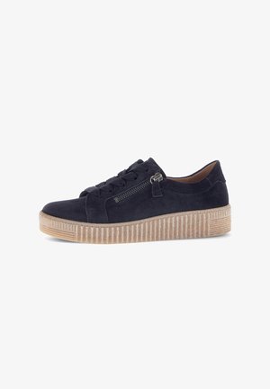 Marineblaue Wildleder-Sneaker mit einer strukturierten Gummisohle, ausgestattet mit Schnürsenkeln und einem Reißverschluss für ein einfaches Anziehen, und einem schlanken, niedrigen Design.
