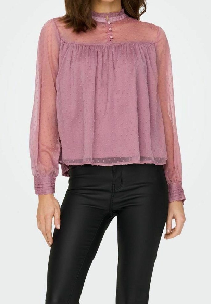 Blouse prune transparente à motif à pois, col rond, boutons sur le devant, taille froncée et manches longues bouffantes, associée à un pantalon en cuir noir.