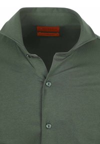 Donkergroen shirt met een smalle kraag, voorzien van twee knopen en een gladde, geweven stof. Labels zijn zichtbaar aan de binnenkant van de kraag.