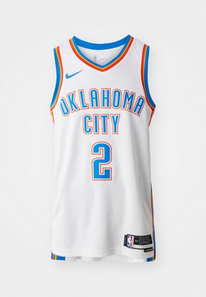 Biela basketbalová dres s nápisom "OKLAHOMA CITY" a číslom "2" v tlačených oranžových a modrých farbách. Obsahuje logo Nike a mnohofarebný lem. Sieťovina.