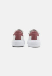 Calvin Klein LACE UP - Sneaker low - white/apple butter