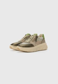 Un paio di sneakers casual beige e verde oliva con suole chunky beige, stringhe e dettagli con zip laterale su uno sfondo bianco.