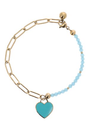 Lanț de aur și brățară cu mărgele albastre, cu un charm turcoaz în formă de inimă și o închizătoare aurie.