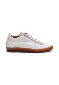 Weiße Ledersneaker mit beigefarbenen Wildlederakzenten, flachen Schnürsenkeln, Gummisohle und minimalistischem Design mit gestickten Details.