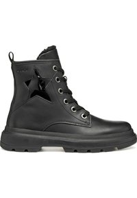 Botines de cuero negro hasta el tobillo con un recorte en forma de estrella, punta redonda, suela de goma y cordones negros; parte superior texturizada con detalles de costura.