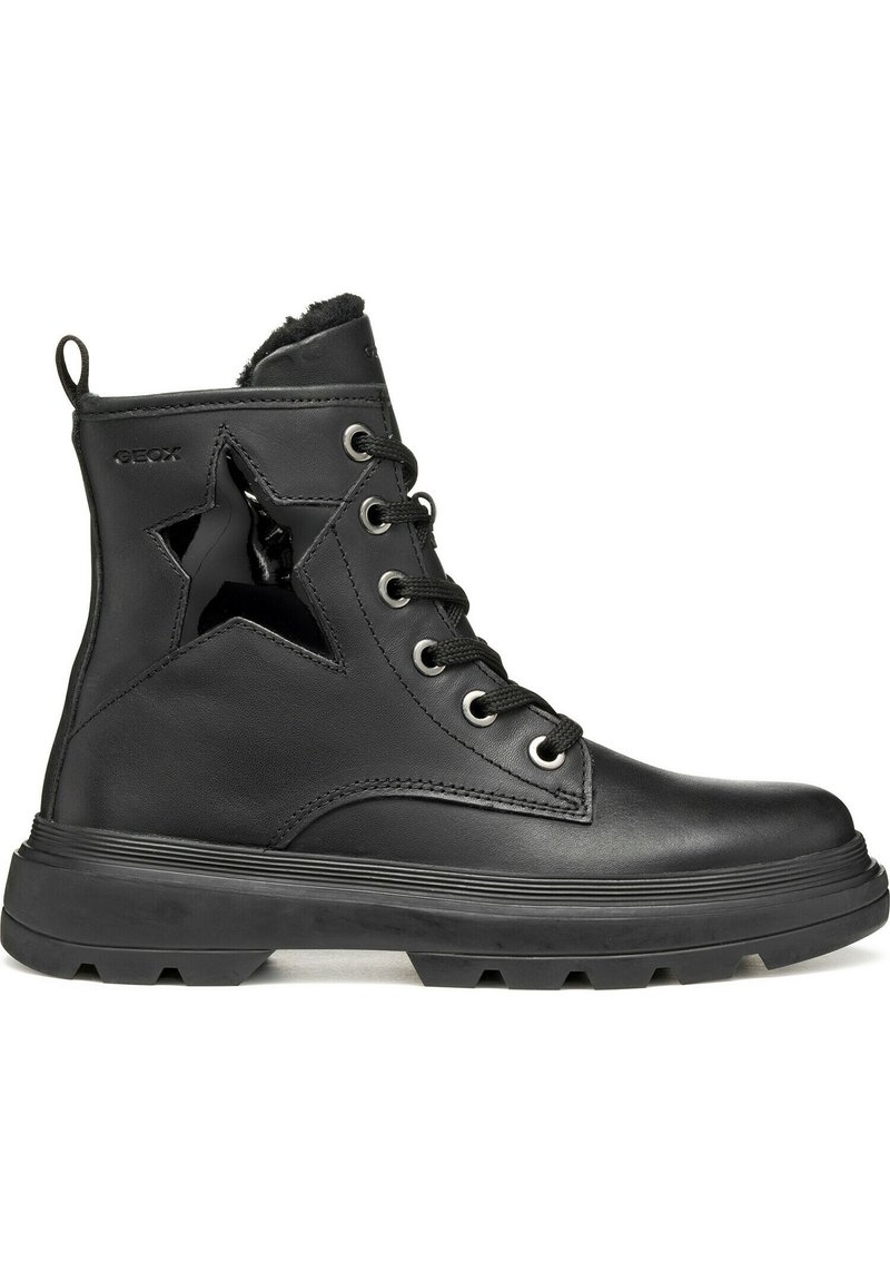 Botines de cuero negro hasta el tobillo con un recorte en forma de estrella, punta redonda, suela de goma y cordones negros; parte superior texturizada con detalles de costura.