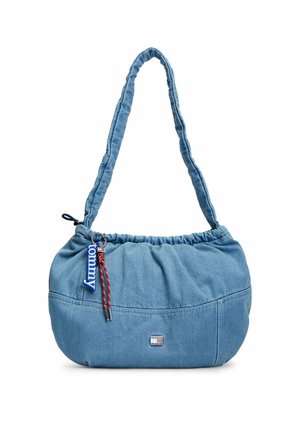 Niebieska torba na ramię z denimu z marszczonym górnym brzegiem, regulowanym paskiem, małym logo Tommy Hilfiger oraz czerwoną i niebieską markową zawieszką zamka błyskawicznego.