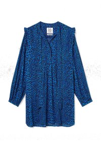 Sininen leopardikuosiset paita, jossa on frillaariset olkapäät, pitkät hihat ja rento malli. Valmistettu kevyestä kankaasta, jossa on V-pääntie.