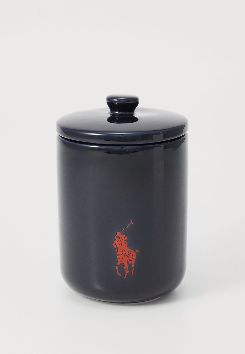 Námorná keramická nádoba s lesklým povrchom, cylindrický tvar a zodpovedajúca pokrývka. Na prednej strane je logo červeného polista.