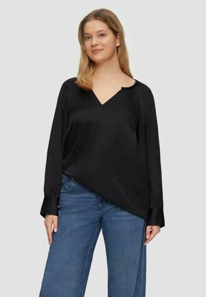 Zwarte blouse met lange mouwen en een V-hals, met een satijnen textuur en een comfortabele pasvorm, gecombineerd met een blauwe wijde jeans.