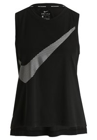Top sportivo nero senza maniche in tessuto leggero, con un evidente logo Nike swoosh bianco e un design a vestibilità rilassata.