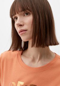 s.Oliver MIT FRONTPRINT - T-shirt print - papaya