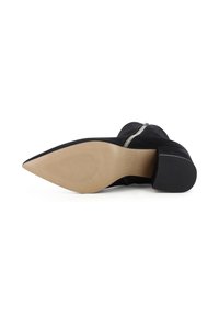 Stivaletto in pelle scamosciata nera con tacco, punta affusolata e zip laterale; suola texturizzata con fondo chiaro, caratterizzata da una finitura liscia e opaca.