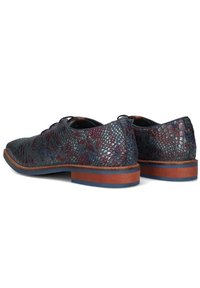 Donkerblauwe leren schoenen met textuur en reptielpatroon, bruine houten hak en lichtblauwe accenten op de zool. Heeft een klassieke vetersluiting.