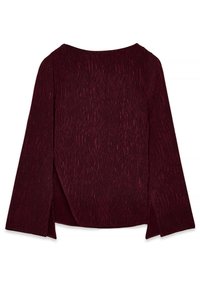 Top bordeaux a maniche lunghe con pieghe testurizzate, scollatura a girocollo e spacchi laterali. Il tessuto appare leggero con una sottile luminescenza.