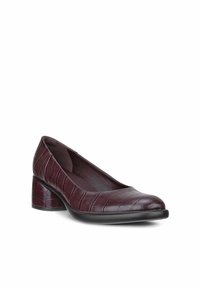 Chaussure femme à talon bas bloc avec dessus en cuir à texture crocodile bordeaux foncé et bout arrondi, inclinée vers la gauche sur fond blanc.