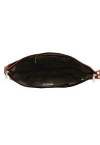 Brun läder crossbody-väska öppen för att visa mörkt tyginteriör med flera fack och ett dragkedjafack.